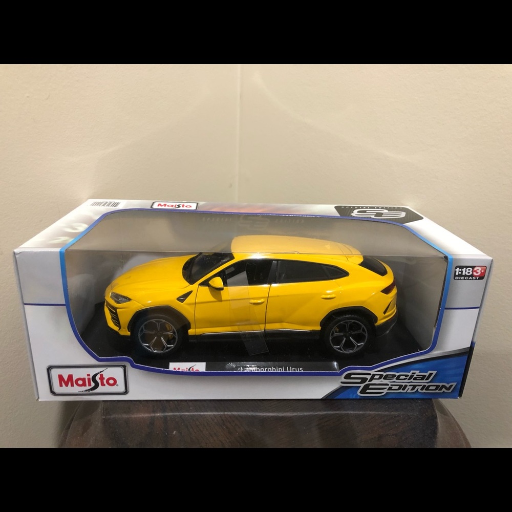 Lamborghini Urus 1:18 Model Car